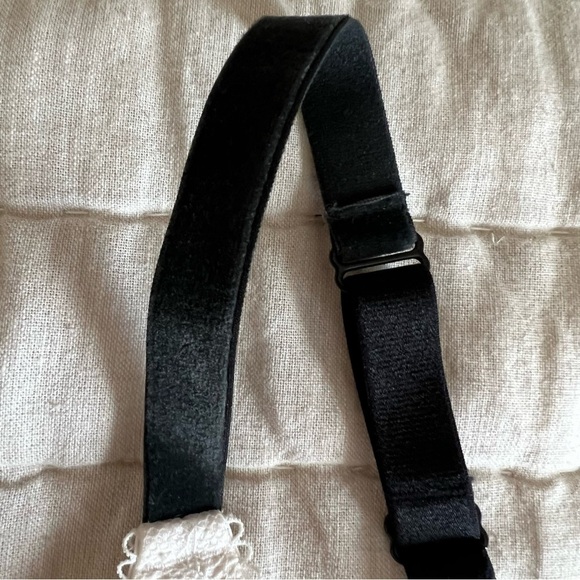 Victoria’s Secret White Chantilly Lace Front Close Triangle Bralette Size Medium - Picture 7 of 15